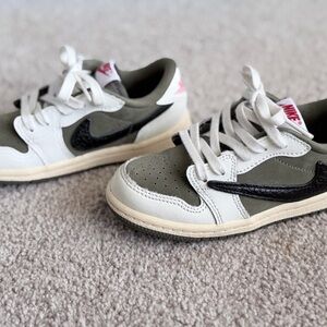 Jordan 1 Retro Low OG SP
Travis Scott Medium Olive